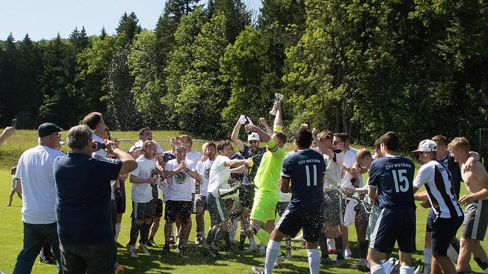Jetzt ist Party angesagt: Zusammen mit ihren Anhängern feierten die Spieler des TSV Weyarn die Meisterschaft und damit den Aufstieg in die Kreisklasse.