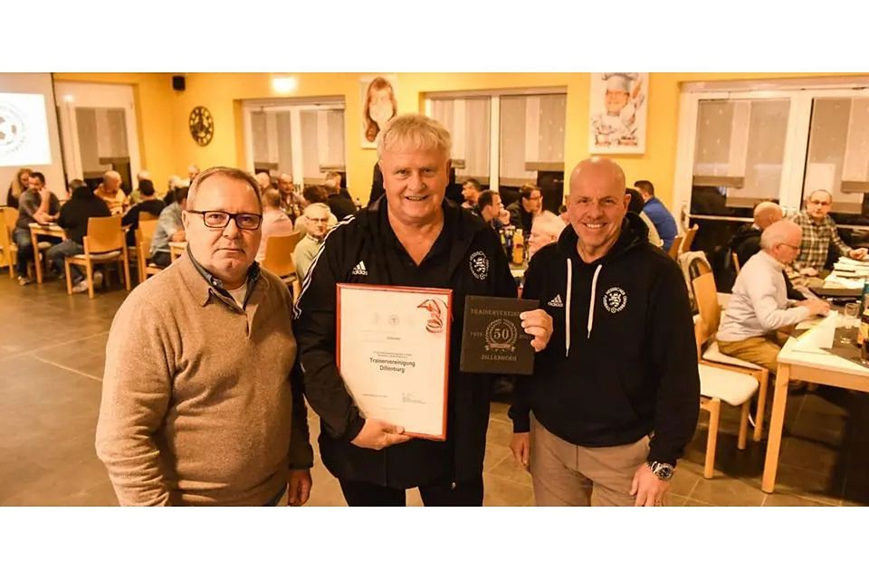 Dank für 50 Jahre Traineraus- und -fortbildung: Kreisfußballwart Roland Paul (l.) und Stefan Mandler (r.) vom Hessischen Fußball-Verband gratulierten der Trainervereinigung Dillenburg zum 50-jährigen Bestehen und überreichten dem Vorsitzenden Frank Dalwigk (Mitte) Präsente. © KFA Dillenburg/Katharina Weber Dank für 50 Jahre Traineraus- und -fortbildung: Kreisfußballwart Roland Paul (l.) und Stefan Mandler (r.) vom Hessischen Fußball-Verband gratulierten der Trainervereinigung Dillenburg zum 50-jährigen Bestehen und überreichten dem Vorsitzenden Frank Dalwigk (Mitte) Präsente. © KFA Dillenburg/Katharina Weber