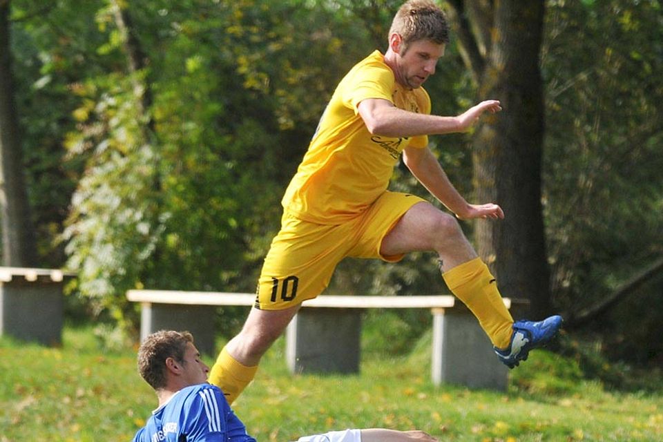 Pitt McCoy (oben) hat mit dem FC Reutern die Tabellenspitze übernommen. F.: A. Lode Pitt McCoy (oben) hat mit dem FC Reutern die Tabellenspitze übernommen. F.: A. Lode