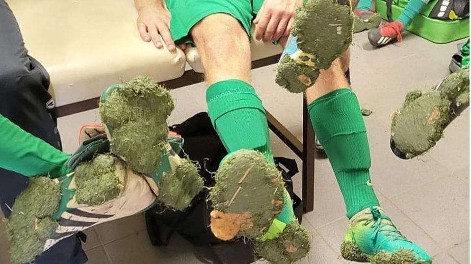 Freigegeben, aber auch bespielbar? Rund um den Kunstrasen des FSV Bretzenheim wird kontrovers diskutiert. Die Schuhe der Spieler vom TuS Roxheim nach dem Aufwärmen zeigen, dass das Problem längst nicht behoben ist.	Foto: John Faßig