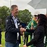 Spielgruppenleiterin Simone Petzke gratuliert dem langjährigen Grünwalder Fußball-Boss Paul Seidl zum Aufstieg