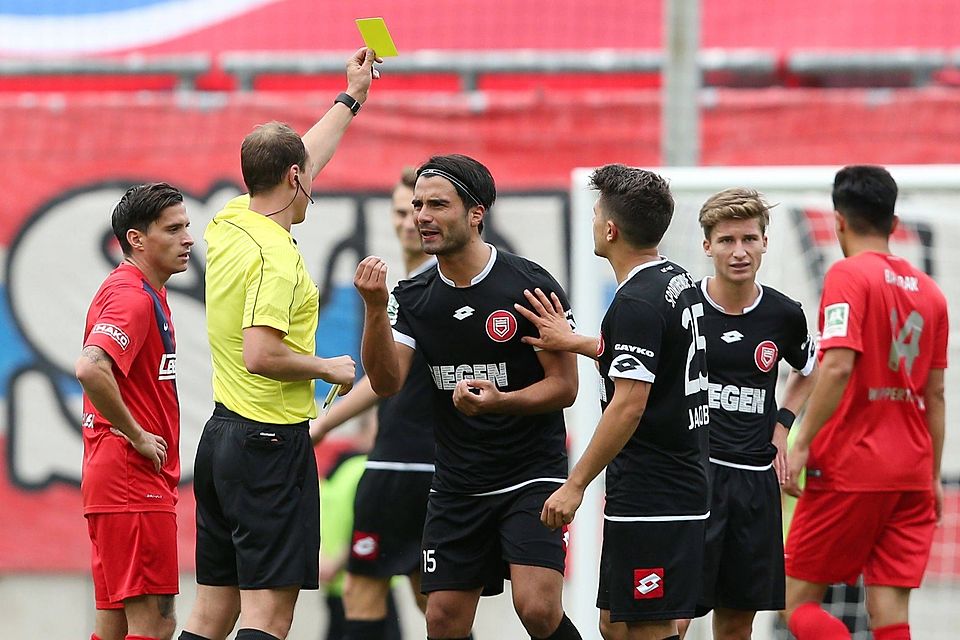 Serkan Dalman (3. von links) fällt gegen Viktoria Köln nach seiner Ampelkarte gegen den Wuppertaler SV aus. Foto: René Traut