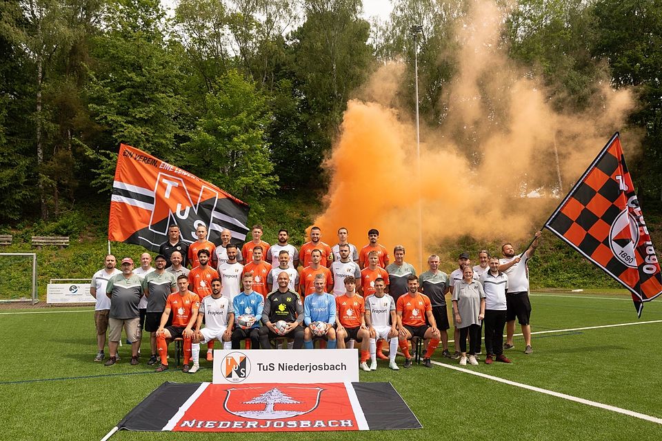 Die TuS Niederjosbach krönt sich mit einem 4:2-Sieg zum Meister. 