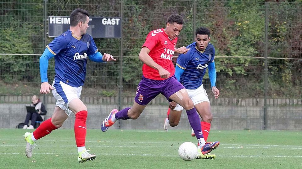 Jens Wollesen (mitte, SV Eichede) gelingt das Last-Minute-Goal zum 1-1 in Todesfelde.