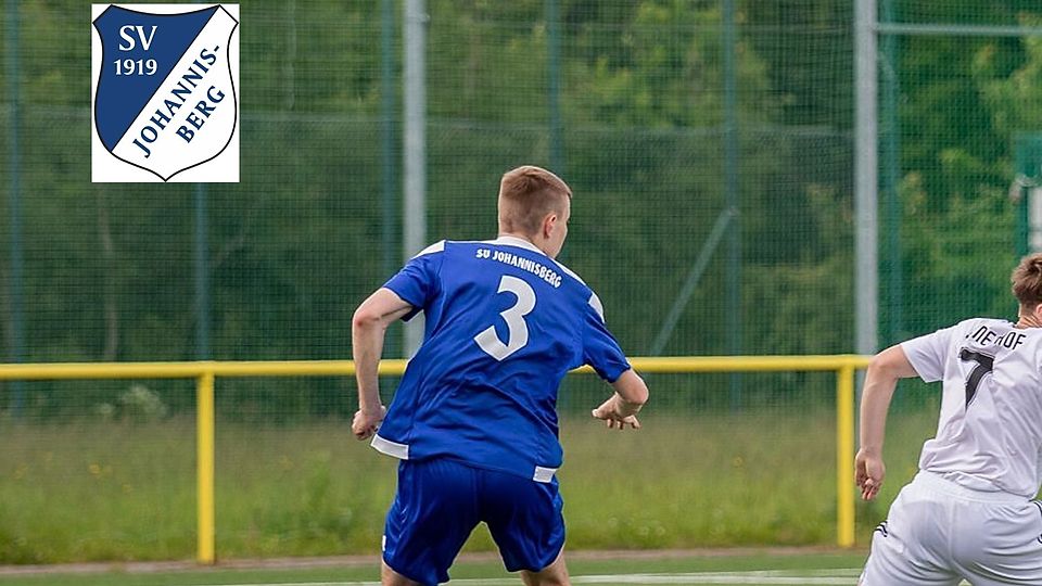 Beim SV Johannisberg (blaues Trikot) läuft es trotz des Ausscheidens im Kreispokal am Mittwochabend gegen die SG Walluf aktuell wieder gut.