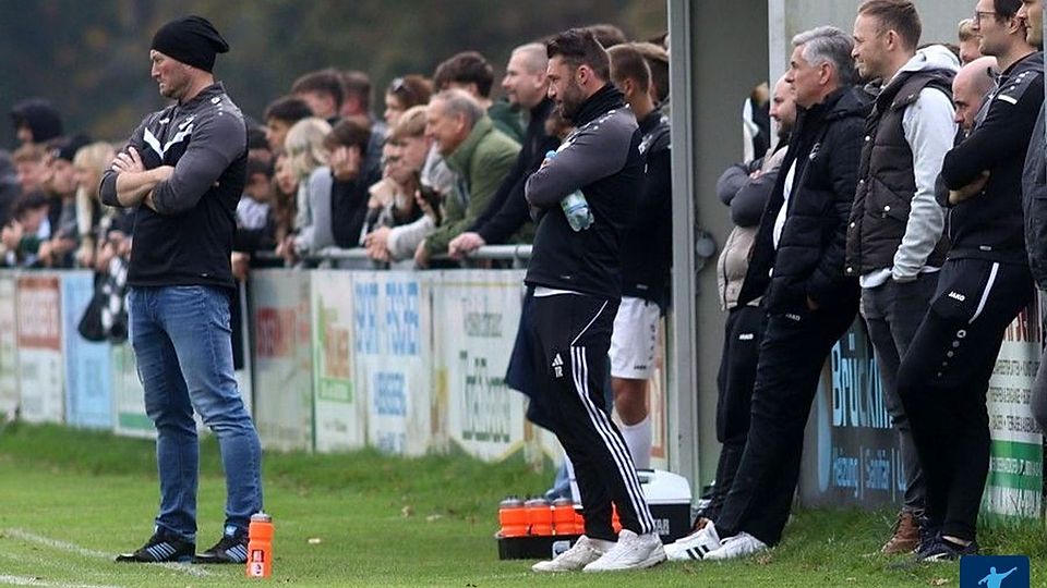 Bastian Schweiger (li.) ist nur noch bis Saisonende Coach des TSV Abensberg 