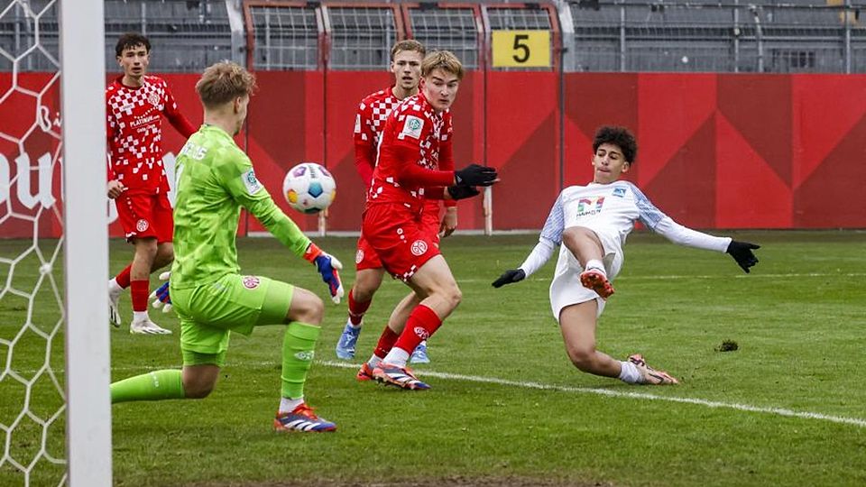 Sami Bousfia (rechts, im Spiel gegen Mainz 05) tritt mit dem TSV Schott in der DFB-Nachwuchsliga B an.	Archivfoto: Stefan Sämmer/hbz