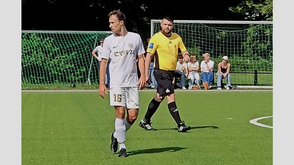 Dennis Peterssen hat mit dem FC Neuhadern ein schweres Auswärtsspiel vor der Brust.