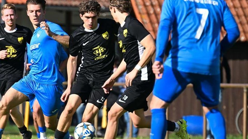 Mit einer Hypothek in der zweiten Halbzeit von 0:4 wurde es für den SV Geinsheim und Leon Panak (Mitte) schwer. Noel Brinkmann (li.) erzielte für SC Olympia Lorsch das zwischenzeitliche 0:3.