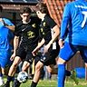 Mit einer Hypothek in der zweiten Halbzeit von 0:4 wurde es für den SV Geinsheim und Leon Panak (Mitte) schwer. Noel Brinkmann (li.) erzielte für SC Olympia Lorsch das zwischenzeitliche 0:3.