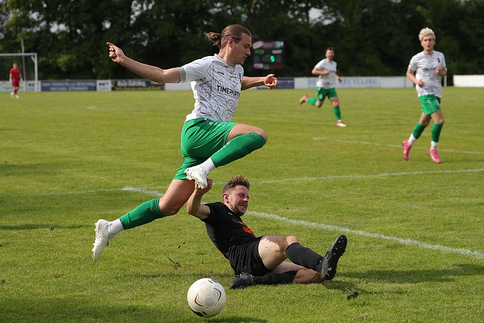 Die Männer des FC Stätzling (weiß-grüne Trikots) zeigten großen Einsatz, aber für einen Sieg reichte es nicht.