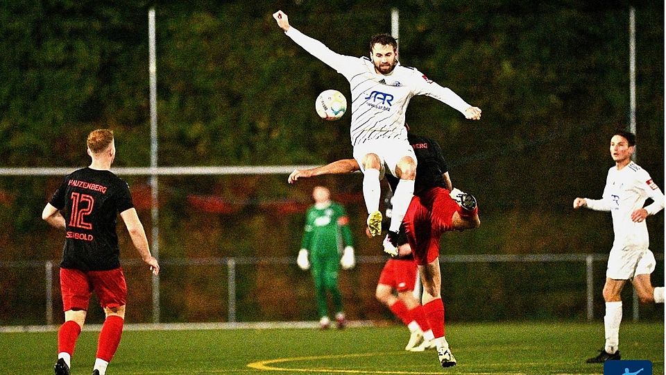 Testlauf für die heiße Saisonphase: Mit dem FC Sturm Hauzenberg (schwarze Trikots) und dem FC Dingolfing treffen in der 2. Qualirunde zwei Topteam der Landesliga Mitte aufeinander.