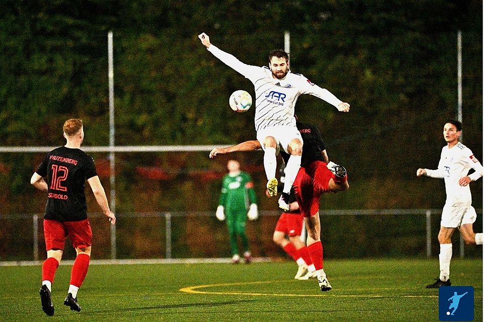 Testlauf für die heiße Saisonphase: Mit dem FC Sturm Hauzenberg (schwarze Trikots) und dem FC Dingolfing treffen in der 2. Qualirunde zwei Topteam der Landesliga Mitte aufeinander.