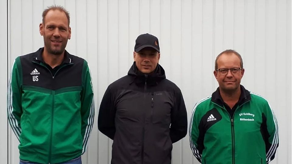 Fußballboss Uwe Schmidt (links) und 2. Vorsitzender Norbert Merkel (rechts) freuen sich, dass Rene Niemann (Mitte) auch in der kommenden Spielzeit die sportlichen Geschicke beim SV Kohlberg-Röthenbach leitet.