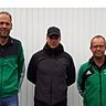 Fußballboss Uwe Schmidt (links) und 2. Vorsitzender Norbert Merkel (rechts) freuen sich, dass Rene Niemann (Mitte) auch in der kommenden Spielzeit die sportlichen Geschicke beim SV Kohlberg-Röthenbach leitet.