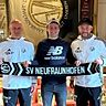 Jonas Huber (mitte) leitet ab Sommer die Geschicke beim SV Neufraunhofen II und III, worüber sich der sportliche Leiter Claus Riedi (li.) und der spielende Abteilungsleiter Michael Koller sehr freuen.