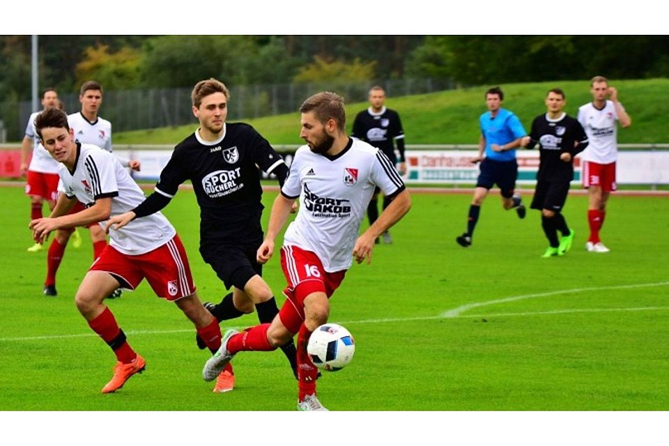 Wenig Mühe hatte der TSV Waldkirchen (in weiß-rot) bei Aufsteiger Schwarzenfeld. F: Zwick