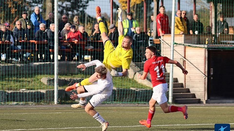 Spektakuläre Flugeinlage! Im Topspiel der Kreisliga Isar-Rott trennten sich Vilsbiburg (rote Trikots) und Geisenhausen mit 1:1.