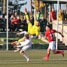 Spektakuläre Flugeinlage! Im Topspiel der Kreisliga Isar-Rott trennten sich Vilsbiburg (rote Trikots) und Geisenhausen mit 1:1.