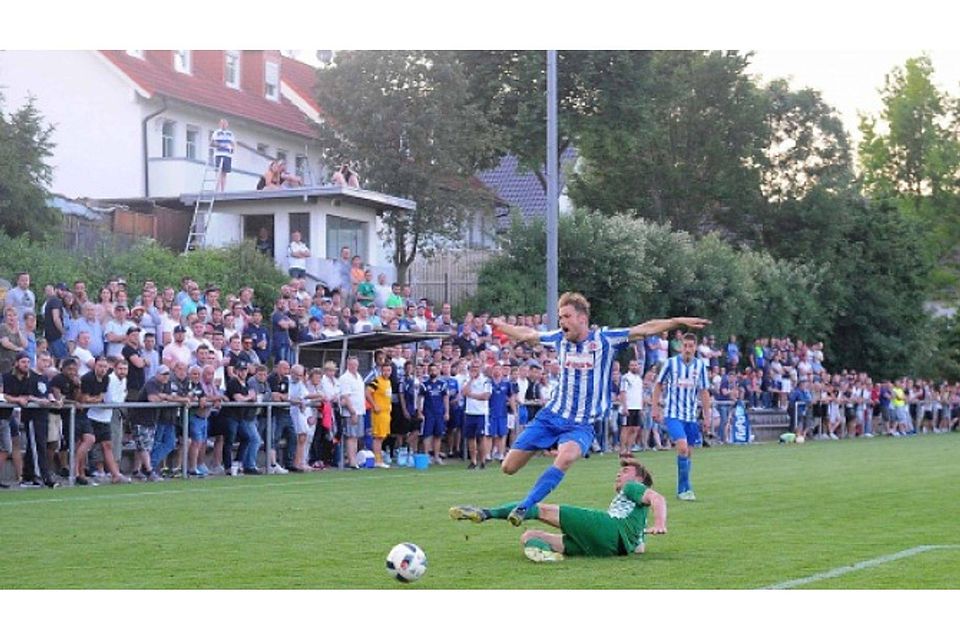 Mega-Kulisse: 1100 Zuschauer waren beim zweiten Aufstiegsspiel zwischen Mommenheim mit Steffen Schreiber und Gundersheim mit Paul Höhn (rechts).