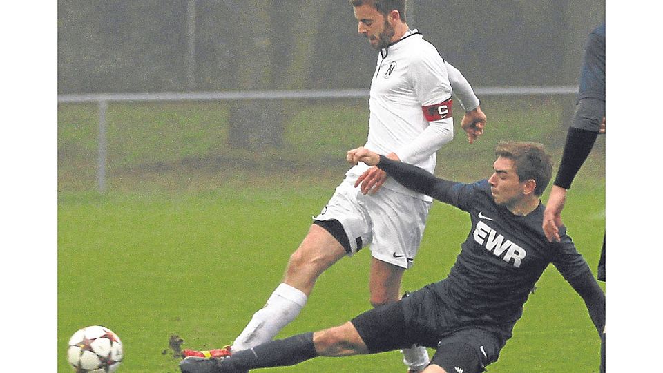 Abgegrätscht: Der Eppelsheimer Max Sipp (am Boden) bremst den Vorwärtsdrang von Neuhausens Kapitän Marcus Born. Foto: Photoagenten