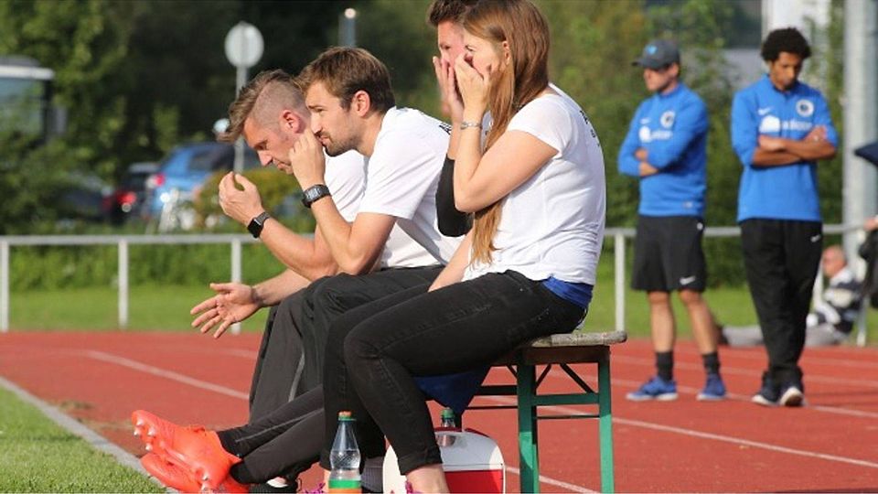 Bange Blicke jüngst auf der Trainerbank des SC Viktoria Nidda beim Verbandsliga-Heimspiel gegen Germania Ober-Roden, das 2:5 verloren wurde. Trainer Carsten Weber (2. v.l.) sieht nun mit seiner Elf dem schweren Spiel bei Spitzenteam Rot-Weiß Darmstadt entgegen.	Foto: sen