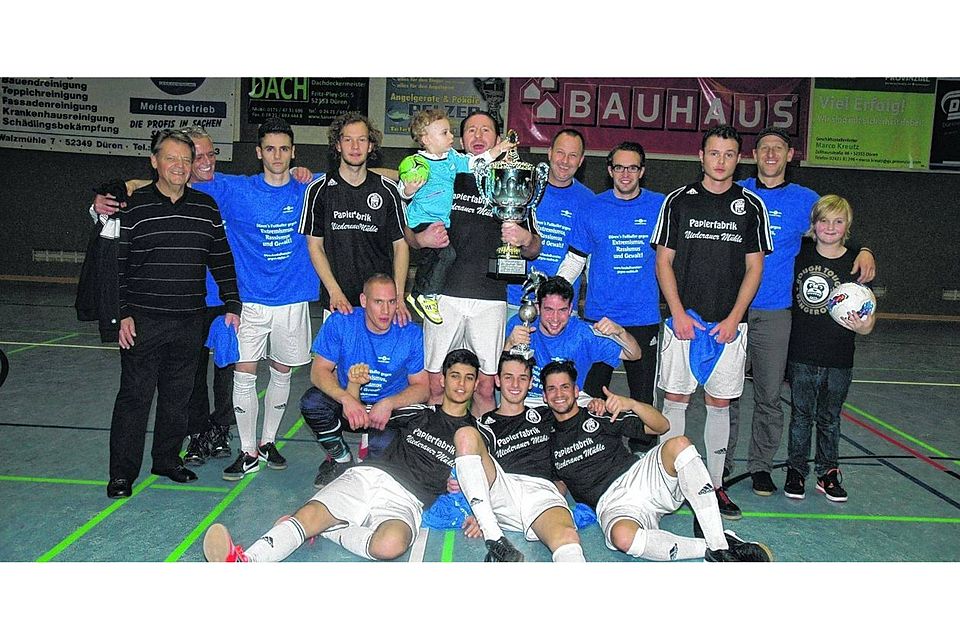 Die Mannschaft von Bernd Lennartz, der FC Niederau, geht heute als Titelverteidiger, in die Stadtmeisterschaft im Hallenfußball in Birkesdorf. Foto: Archiv