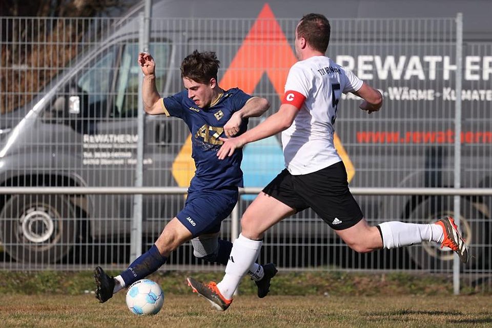 Nicht zu halten ist in dieser Szene der Michelstädter Jason Wins (links) vom Neustädter Fabian Thiel. Das Spiel der A-Liga war am Ende mit 6:1 eine klare Sache für den VfL.	Foto: Joaquim Ferreira