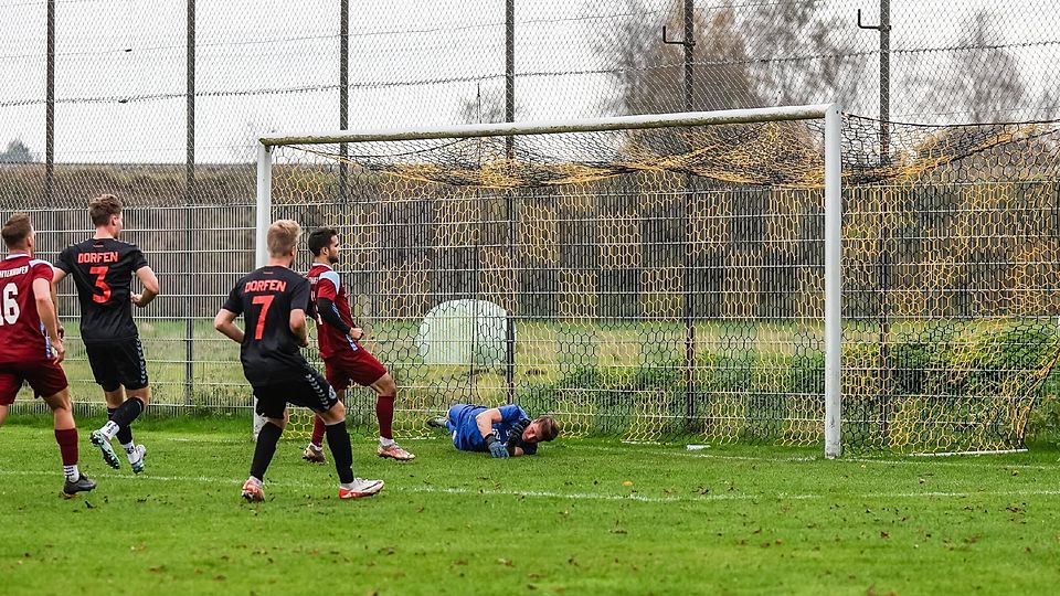 Keine Abwehrchance hatte Dorfens Torwart Niklas Steglich bei diesem Schuss. Am Ende musste er viermal hinter sich greifen.