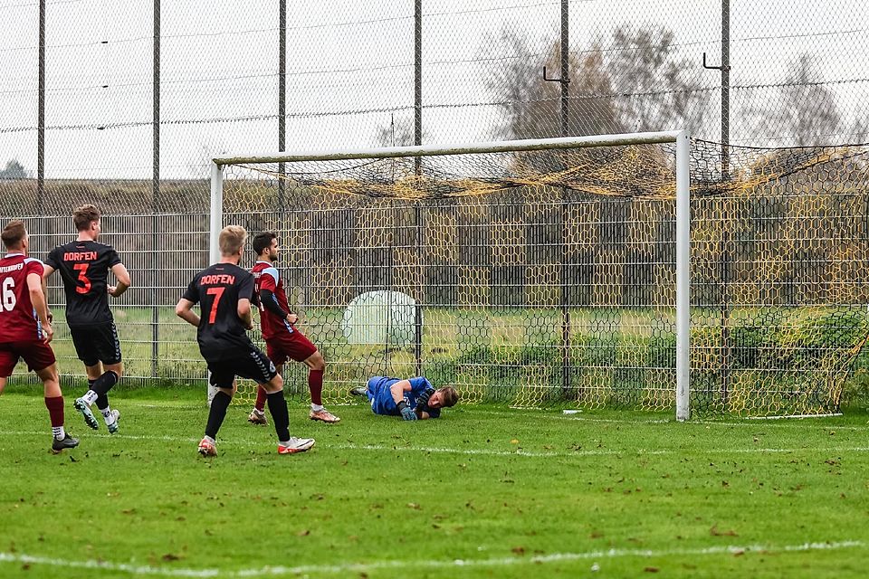 Keine Abwehrchance hatte Dorfens Torwart Niklas Steglich bei diesem Schuss. Am Ende musste er viermal hinter sich greifen.