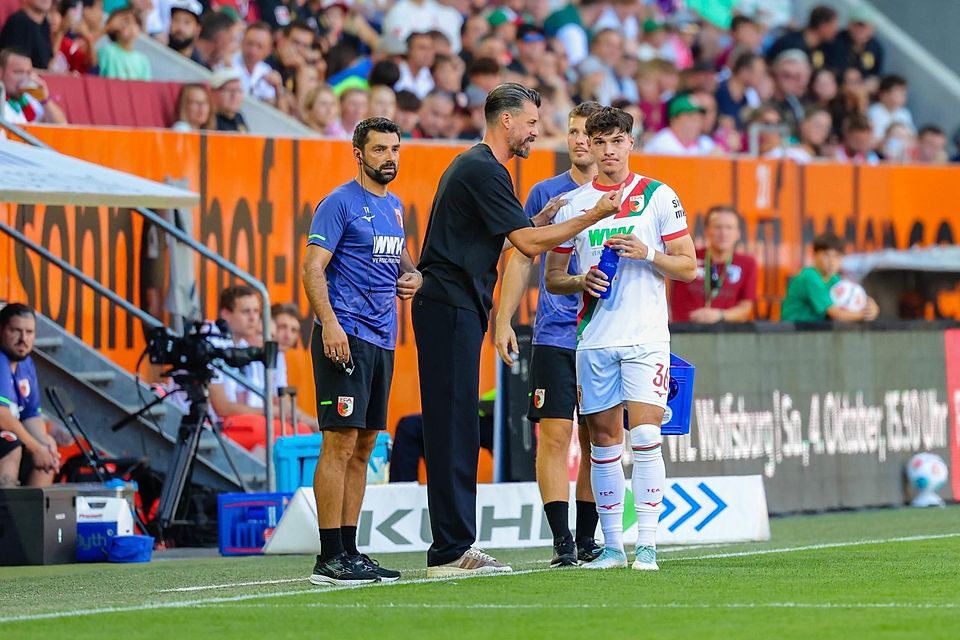 Sein neuer Chef: Sandro Wagner gibt Kömür Tipps. Der neue Augsburger Trainer gilt als Förderer junger Spieler.