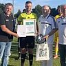 Matthias Munkler (Zweiter von links) ist Schiedsrichter des Jahres im Fußballverband Rheinland. Auf dem Bild gratulieren ihm Verbandsschiedsrichterobmann Ulrich Schneider-Freundt (Zweiter von rechts), Thomas Schmittgen, FVR-Vizepräsident Schiedsrichter (rechts), und Marco Schütz, FVR-Vizepräsident Senioren.