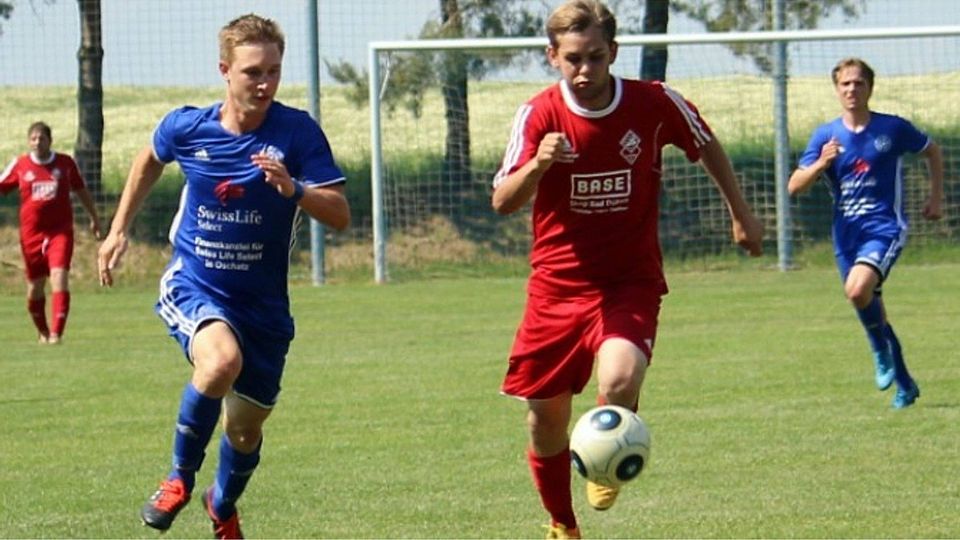 Laufduell im Mittelfeld: Am Ende feierte der FSV Blau-Weiß Wermsdorf einen deutlichen 5:0-Heimerfolg über den SV Laußig 51. F: Pauline Kamm