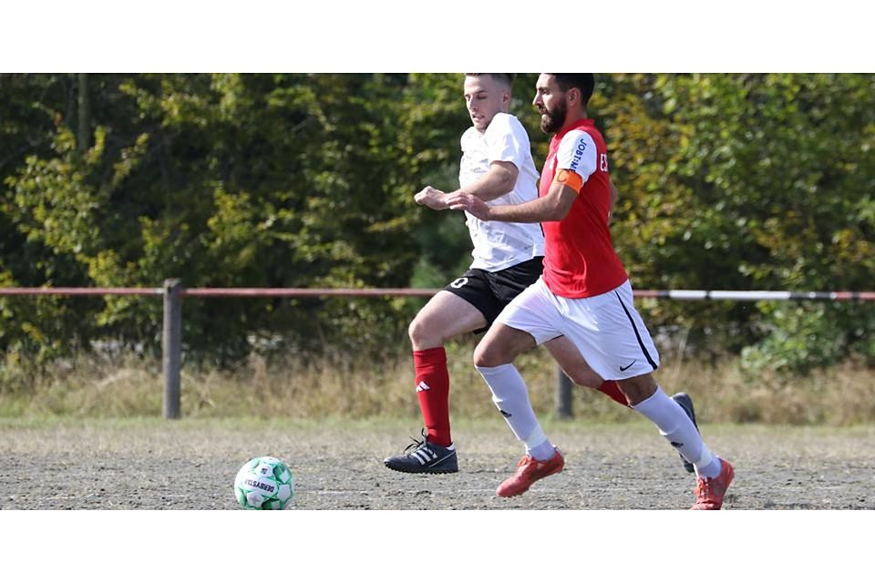 Am vergangenen Sonntag spielten Leon Schulewski (l.) von der SG Tringenstein/Oberndorf und Serdal Tunc vom ESV Herborn beim 0:0 noch auf Augenhöhe. Auf beide Mannschaften warten an diesem Wochenende größere Herausforderungen. Foto: Jens Schmidt © Jens Schmidt