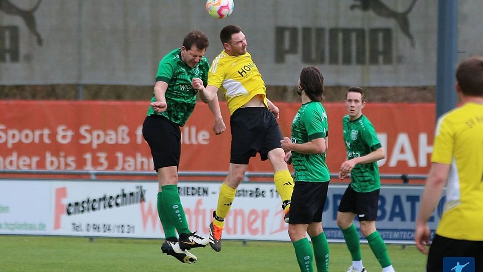 Einen unspektakulären 2:0-Pflichtsieg landete der 1. FC Rieden (in Grün-Schwarz) gegen das Tabellenschlußlicht aus Hahnbach (in Gelb-Schwarz) und sitzt damit Primus "Upo" weiter im Nacken. 