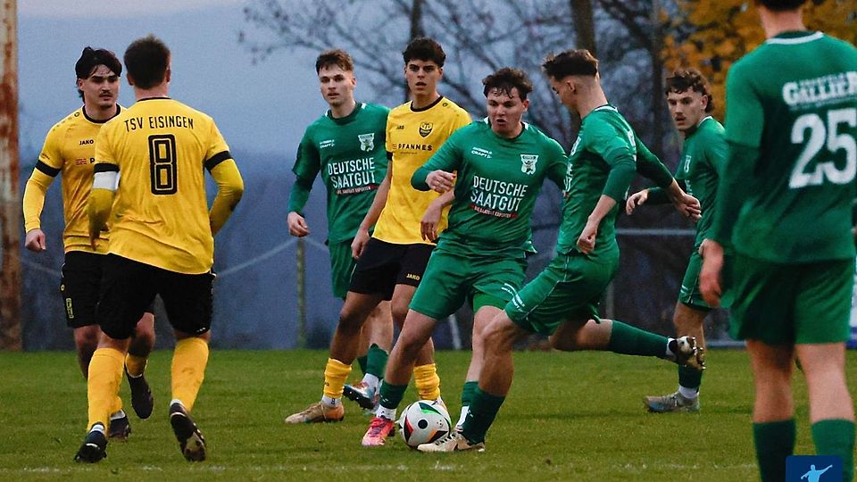 Der Tabellenführer aus Großbardorf (in grün) ließ beim TSV Eisingen zwei Punkte im Aufstiegsrennen liegen. Am Ende erkämpfte sich der Aufsteiger ein 2:2 Unentschieden. 