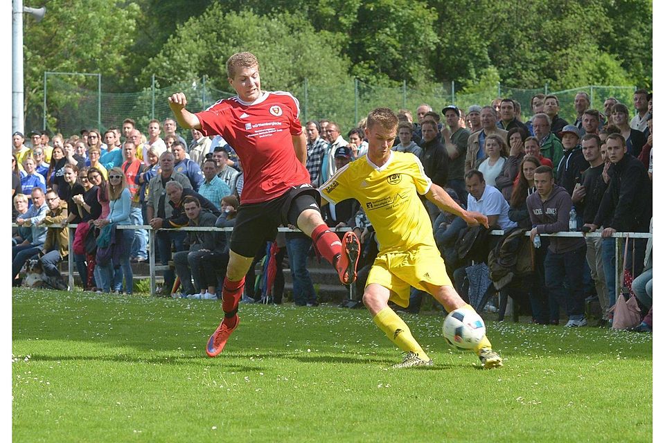 Der TSV Heimenkirch (rechts Christian Wucher) spielt nach der Niederlage gegen den TSV Nusplingen (Florian Moser) auch in der kommenden Saison in der Bezirksliga. Derek Schuh