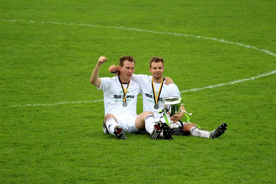 Michael Stelzl (l.) und Tommy Parthier feiern 2013 den Aufstieg in die Oberliga.