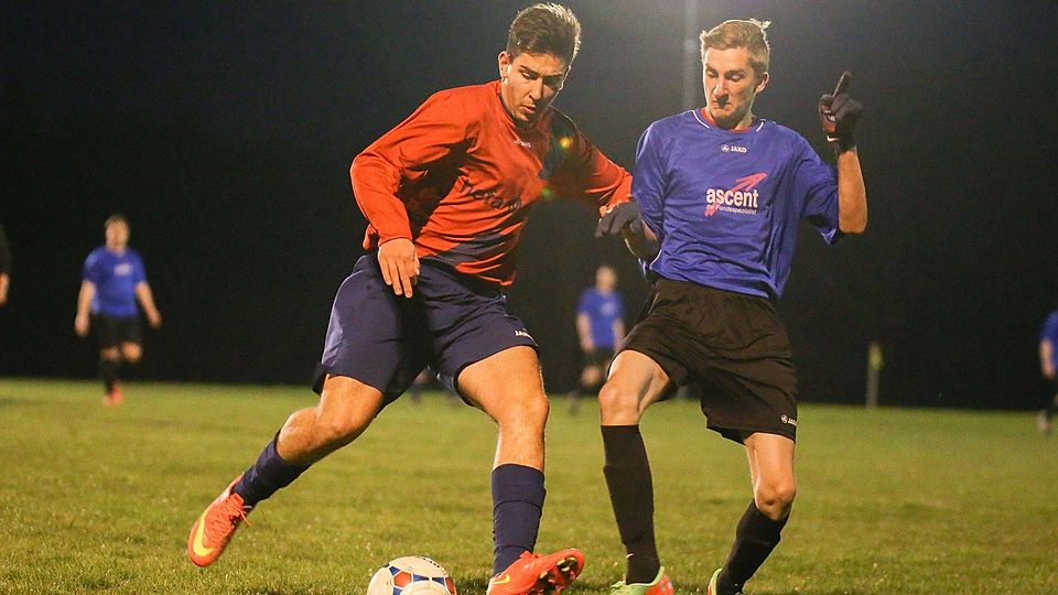Zweikampf zwischen Nevio Nikolov  (links, FC Rimhorn) und Gabriel Jäger (SC Hassenroth). In der B-Liga Odenwald trennten sich beide Mannschaften am Donnerstagabend unentschieden 1:1.	Foto: Joaquim Ferreira