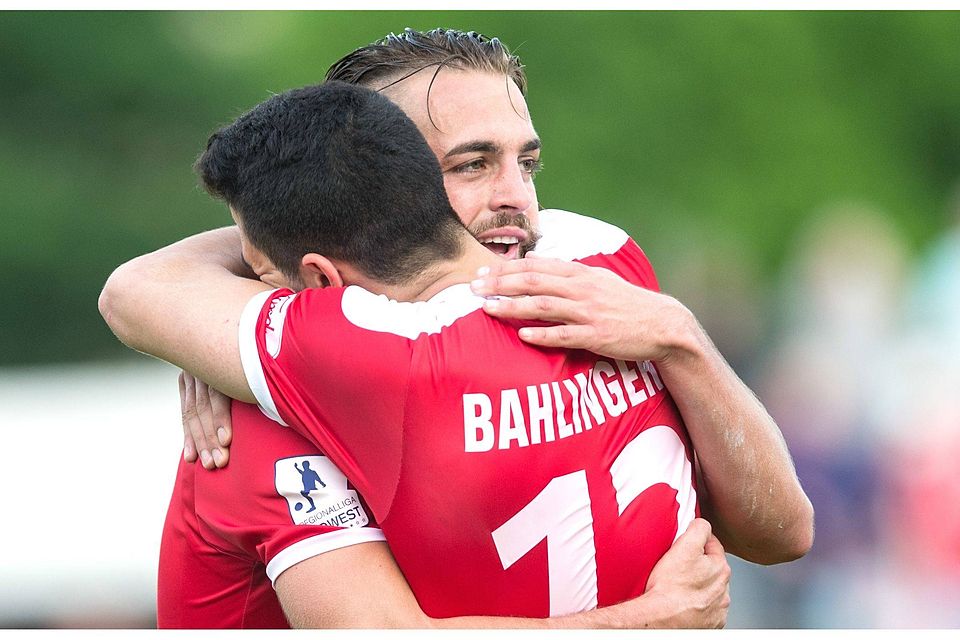 Die Bahlinger Serhat Ilhan (links) und Yannick Häringer bejubeln das 3:0. | Foto: Patrick Seeger