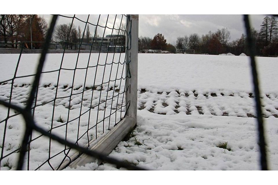 Der Schnee sorgte für zahlreiche Spielabsagen im Fußball. Foto: Kern