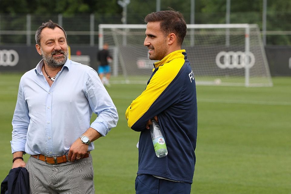 Tarik Sarisakal (li.) und Neucoach Nikola Jelisic (re.) besprechen die Saison.