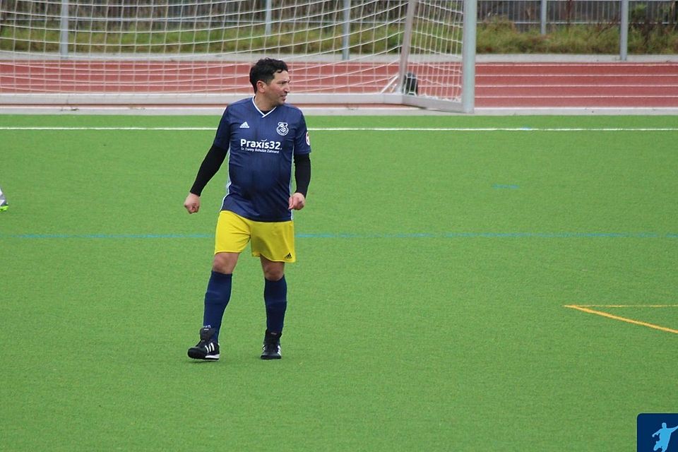 Entspannt in der Zweiten aufaufen, so wie hier beim Auswärtsspiel in Hünstetten? Von wegen! Als der SV Niederseelbach sang- und klanglos aus der Gruppenliga abstieg, musste El Funte mit Mitte 40 noch in zehn Partien in der Gruppenliga aushelfen.