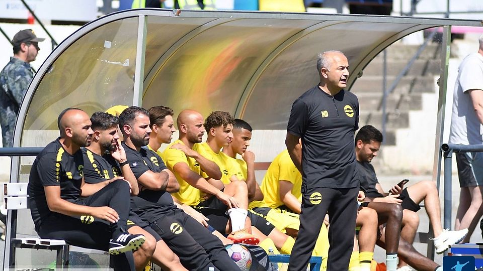 Hakan Demir (1.v.l.) assistierte bei Regionalligist SV Eintracht Hohkeppel unter anderem seinem Bruder Mutlu Demir (stehend).