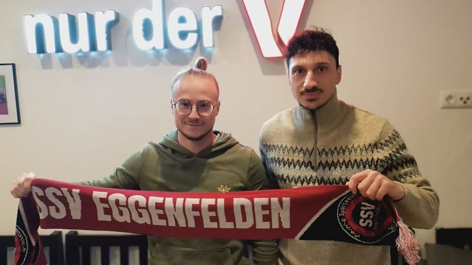 SSV-Teammanager Christian Minnich (li.) heißt Rückkehrer Valdrin Blakaj willkommen 