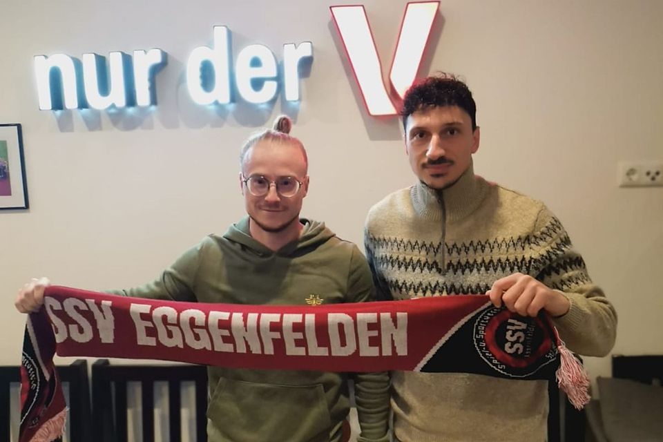 SSV-Teammanager Christian Minnich (li.) heißt Rückkehrer Valdrin Blakaj willkommen 