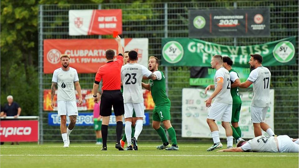 Glatt Rot sah Lars-Eric Schwinn (SV Fürth, verdeckt) von Schiedsrichter Luca Noah Tauber nach seinem Foul an Marcel Spengler (FC 07 Bensheim). Im Vordergrund hat Fürths Jure Vucic alle Mühe, den erregten Nullsiebener Timo Seyfried im Zaum zu halten. Am Ende trennten sich die Kontrahenten in der Fußball-Gruppenliga 1:1.	Foto: Dagmar Jährling