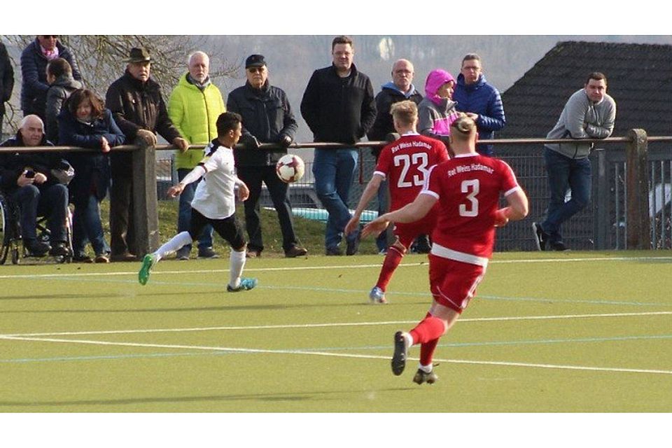 Mirko Dimter (rechts im Vordergrund) setzte den Schlusspunkt beim Erfolg der Rot-Weißen über die SG Barockstadt. F: Schuch