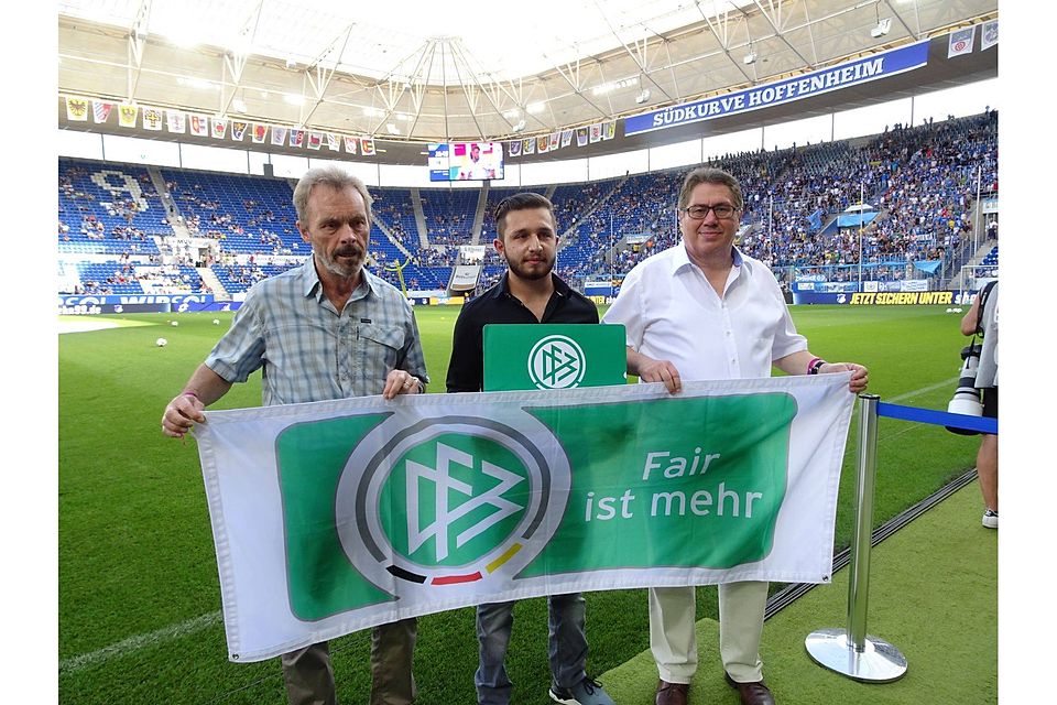 Von links: Klaus Zimmermann, Osman Ekinci und Helmut Sickmüller bei der Ehrung vor dem Spiel in Sinsheim. F: bfv