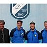 Asts Vorstand Fritz Ruhland (links), Neu-Trainer Marco Kluge, Co-Trainer Florian Sondershaus und Kapitän Harald Straßer.